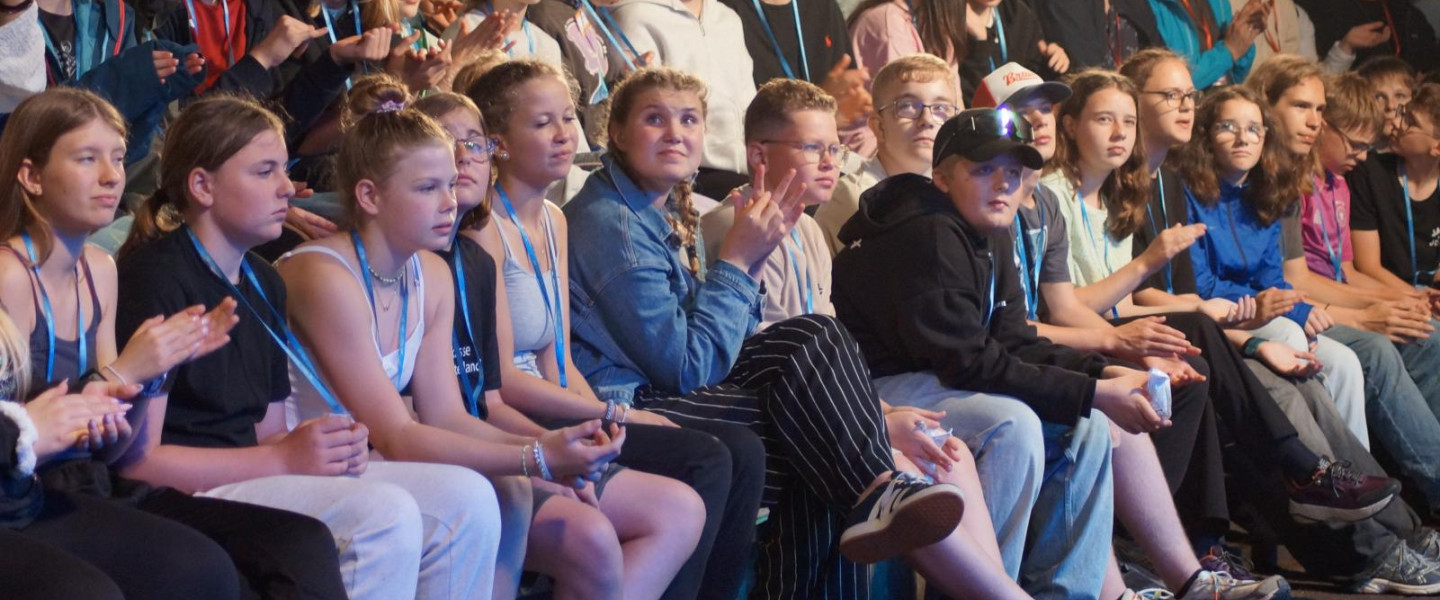 Konfis erleben gemeinsam das Abendprogramm