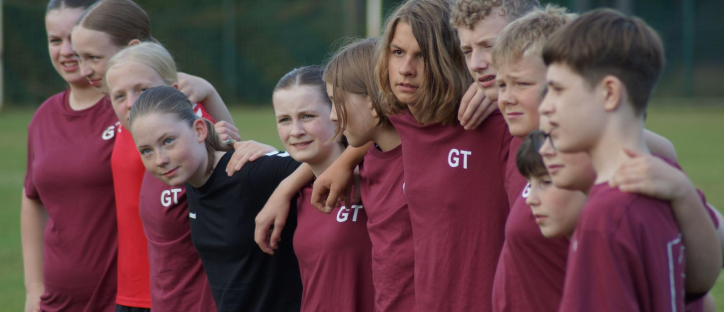 Konfis stehen gemeinsam als Gruppe