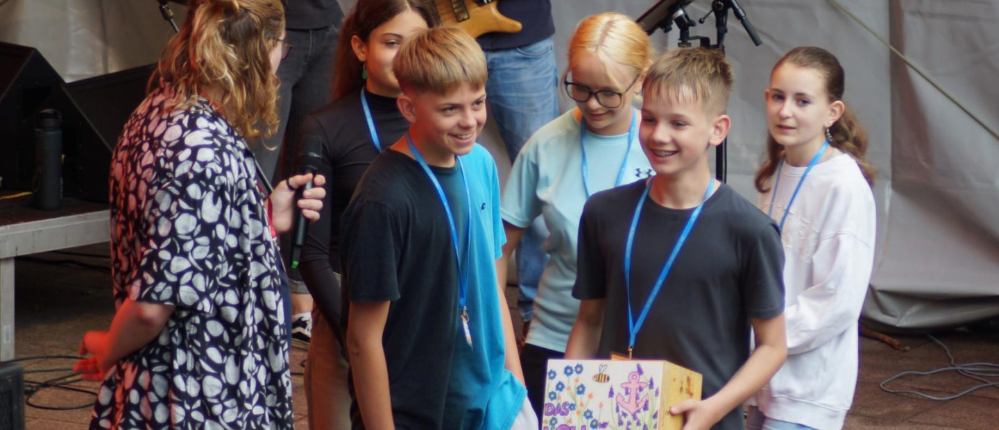 Konfis bei einer Andacht
