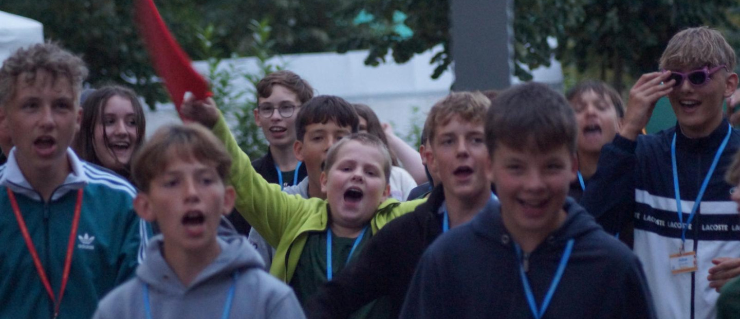 Konfis feiern gemeinsam Musik im Camp