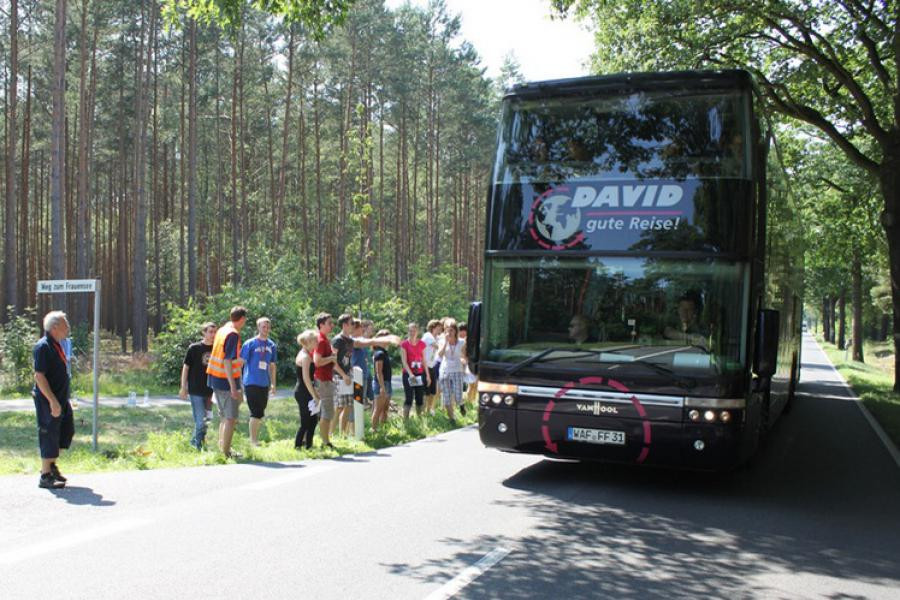 Jugendliche kommen 2012 mit dem Bus beim Konfi-Camp an