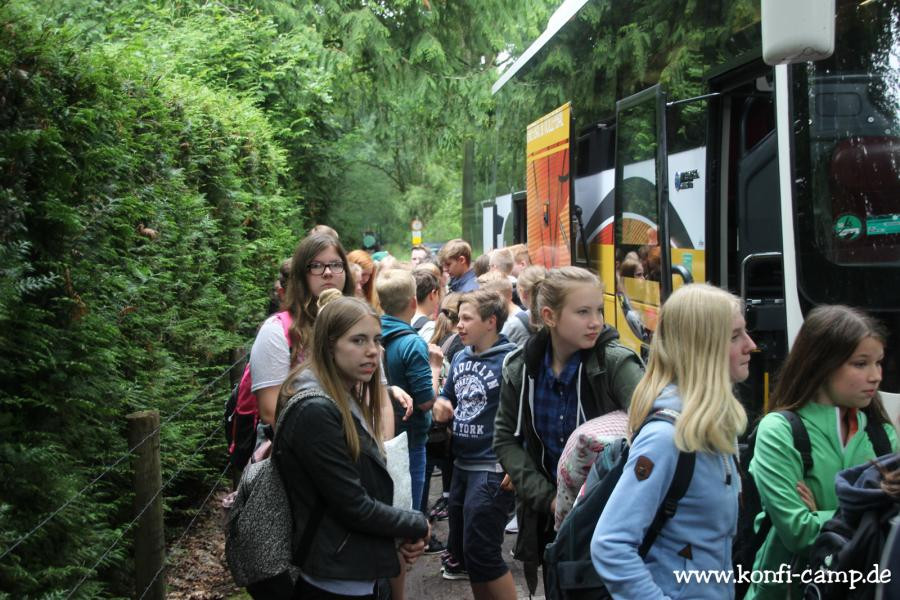 Jugendliche bei der Anreise zum Konfi-Camp 2016