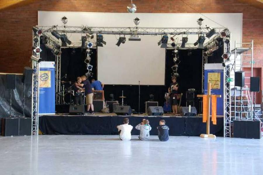 Konfi-Camp 2008 in einer Halle mit Leinwand
